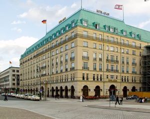 435px-hotel_adlon_berlin